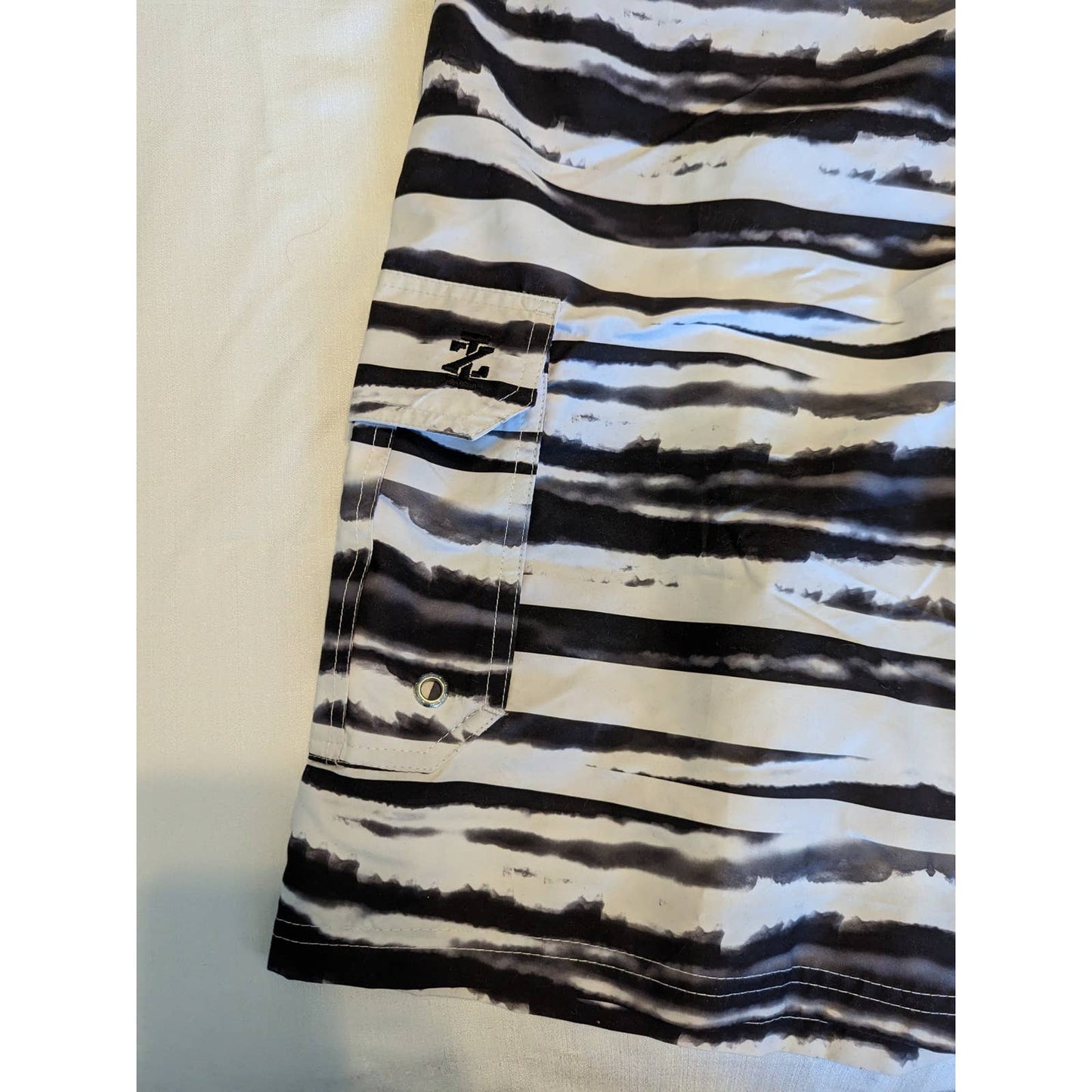 IZOD White Black Striped Men's Swim Trunks XXL NEW Summer Vacation