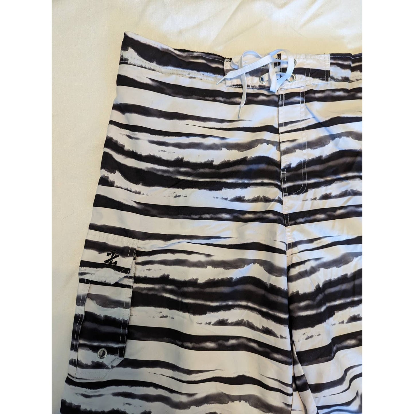 IZOD White Black Striped Men's Swim Trunks XXL NEW Summer Vacation