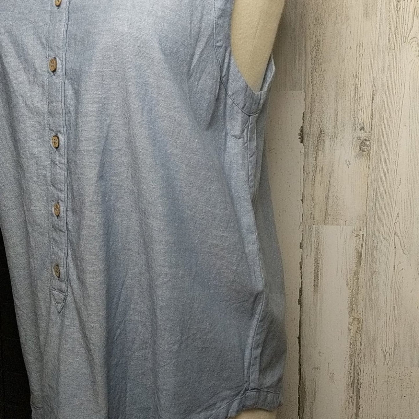 CHASER Blue Chambray Denim Look Sleeveless Button Up Raceberback Top Medium