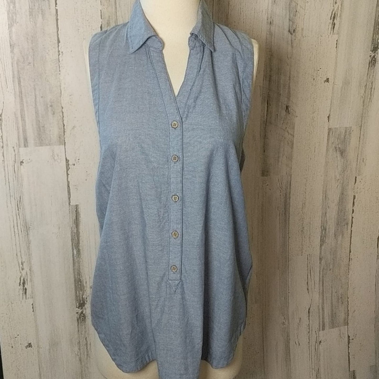 CHASER Blue Chambray Denim Look Sleeveless Button Up Raceberback Top Medium