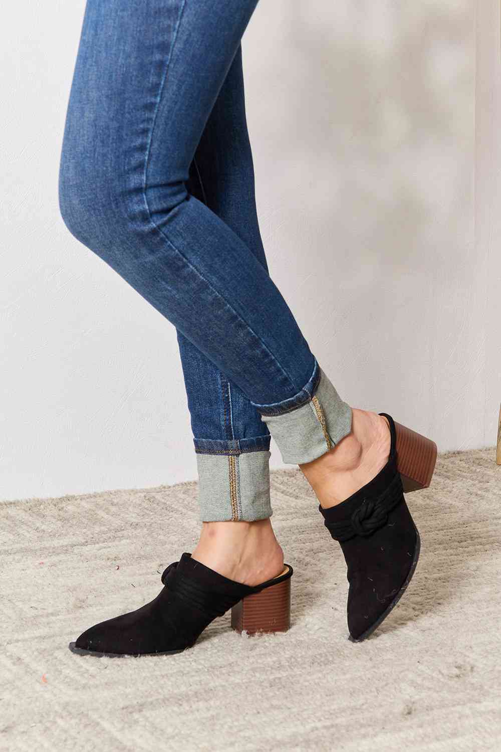 East Lion Corp Pointed-Toe Braided Trim Mules