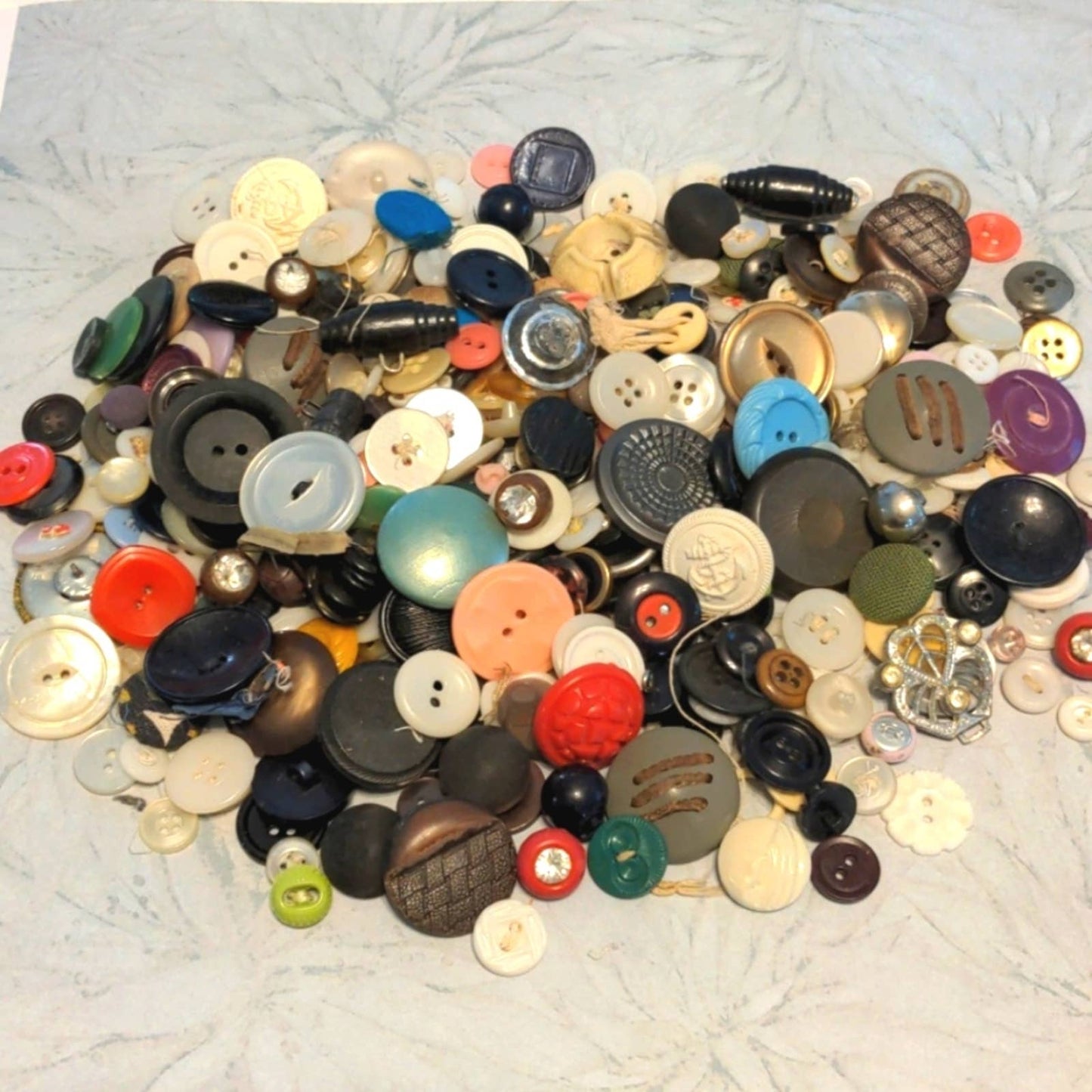 VINTAGE BUTTONS- 1 Pound Crafty Nostalgic Plastic Wood Buttons