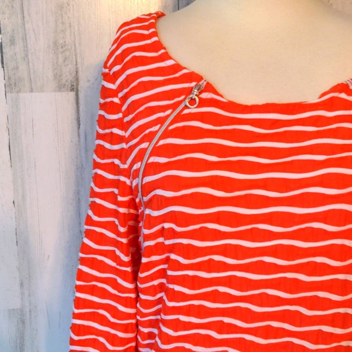 ONQUE CASUAL Orange Striped Textured Zipper Top Large NEW