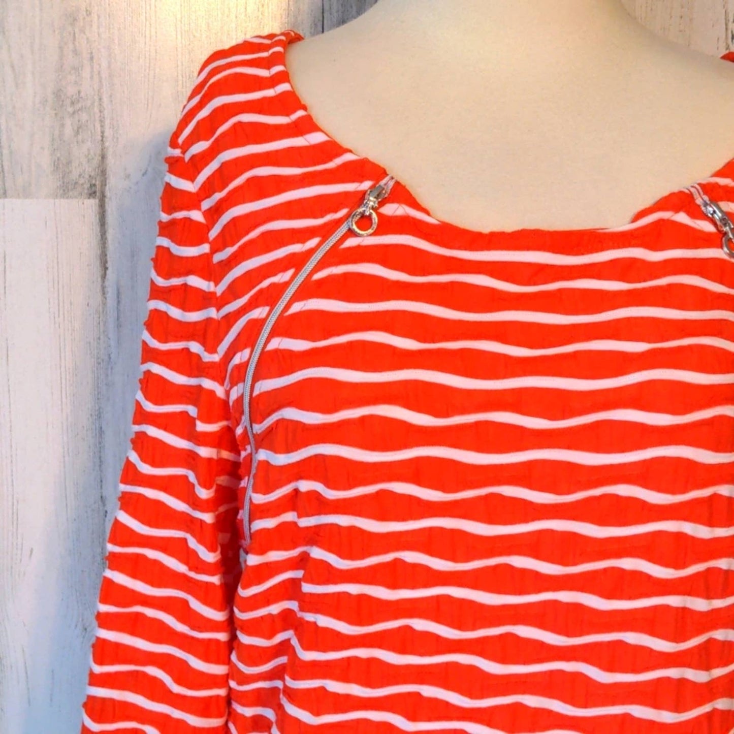 ONQUE CASUAL Orange Striped Textured Zipper Top Large NEW